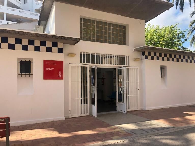 El consultori mèdic de la platja de Tavernes va obrir, dilluns 3 de juliol, les seues portes per tal d’oferir servei als veïns, veïnes i visitants durant l’estiu. La previsió del Departament de Salut de Gandia és mantindre obert el consultori fins al 31 d'agost.
Així, l’horari d’atenció del consultori de la platja durant els mesos estivals és de dilluns a divendres de 9 a 14 hores, mentre que les urgències a partir de les 14 hores s’atendran en el Centre de Salut de Tavernes. Per a contactar amb el consultori de la platja cal cridar al telèfon 96 282 68 80, mentre que el telèfon del servei d’urgències és el 96 282 63 63.
